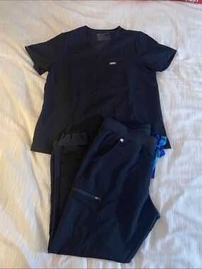 Figs ‘the set’ Black V-Neck Scrub Top and jogger Pants